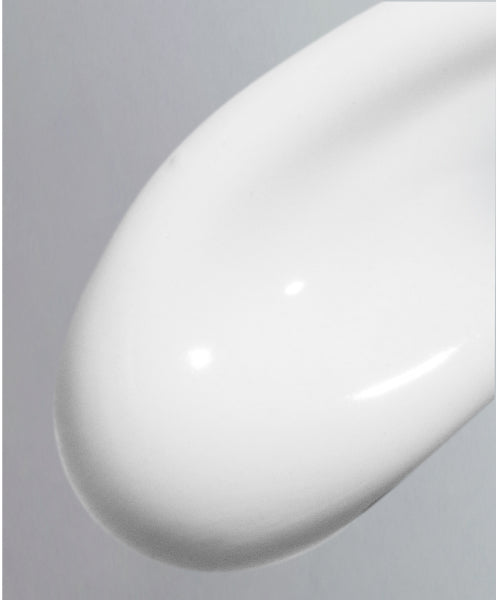 Silky, protein-rich shampoo texture infused with keratin and biotin to reinforce hair bonds and reduce breakage.