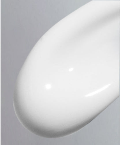 Silky, protein-rich shampoo texture infused with keratin and biotin to reinforce hair bonds and reduce breakage.